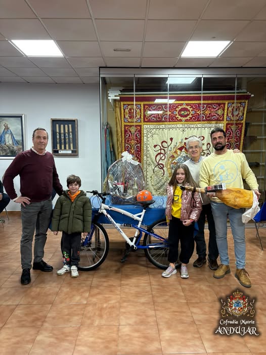 Puede ser una imagen de una o varias personas, scooter, bicicleta, moto y texto que dice "思 Cofradía Matriz ANDUgAR"