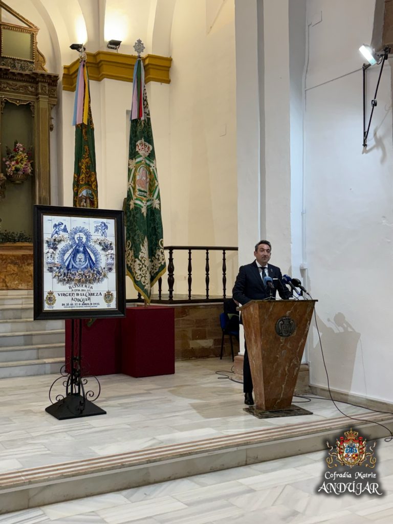 Puede ser una imagen de estrado y texto