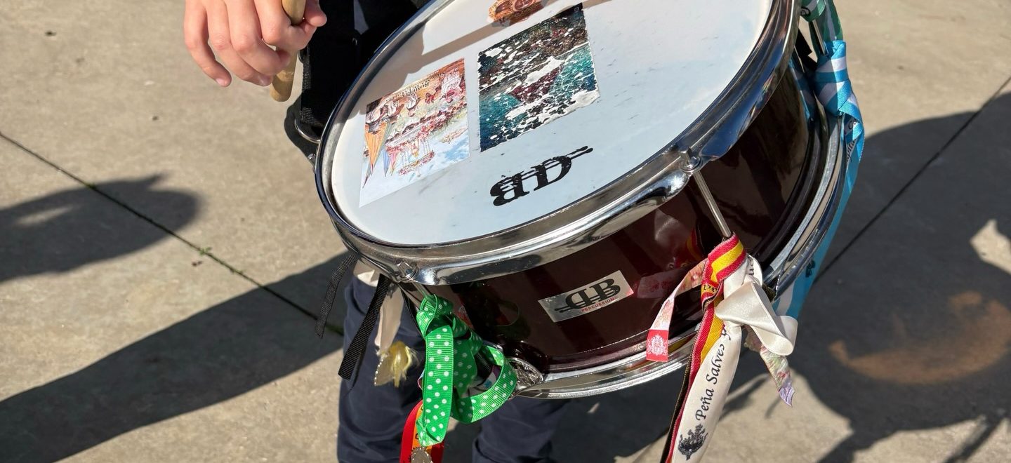 Puede ser una imagen de instrumento musical y texto