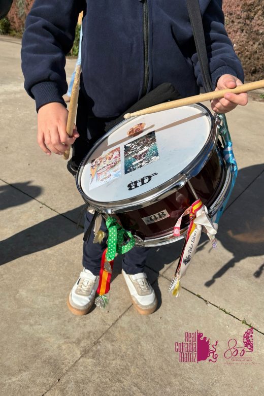 Puede ser una imagen de instrumento musical y texto