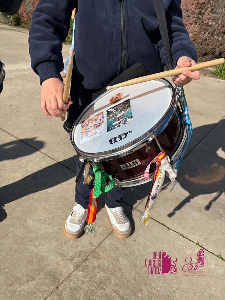 Puede ser una imagen de instrumento musical y texto