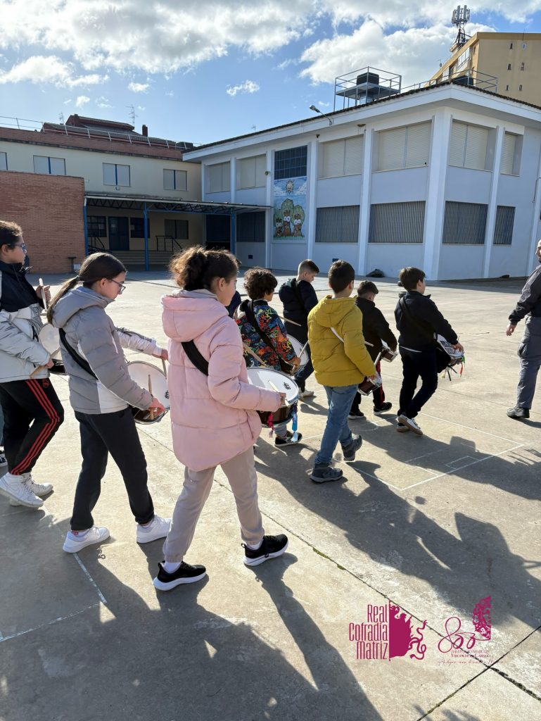Puede ser una imagen de una o varias personas y calle