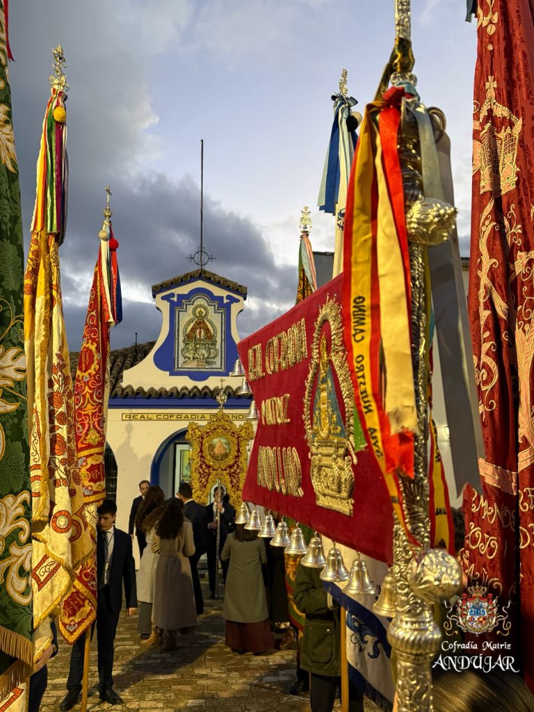 Puede ser una imagen de templo y texto