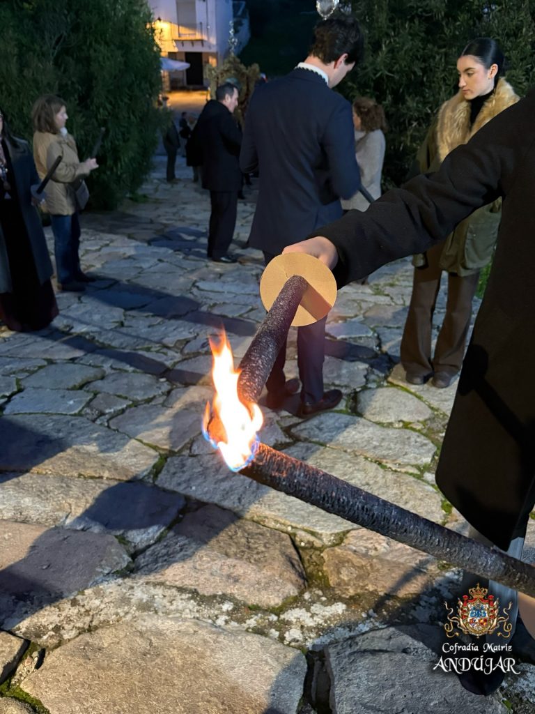 Puede ser una imagen de fuego y texto que dice "Cofradía CofradiaMatriz Matriz AND ANDUgAR AR"