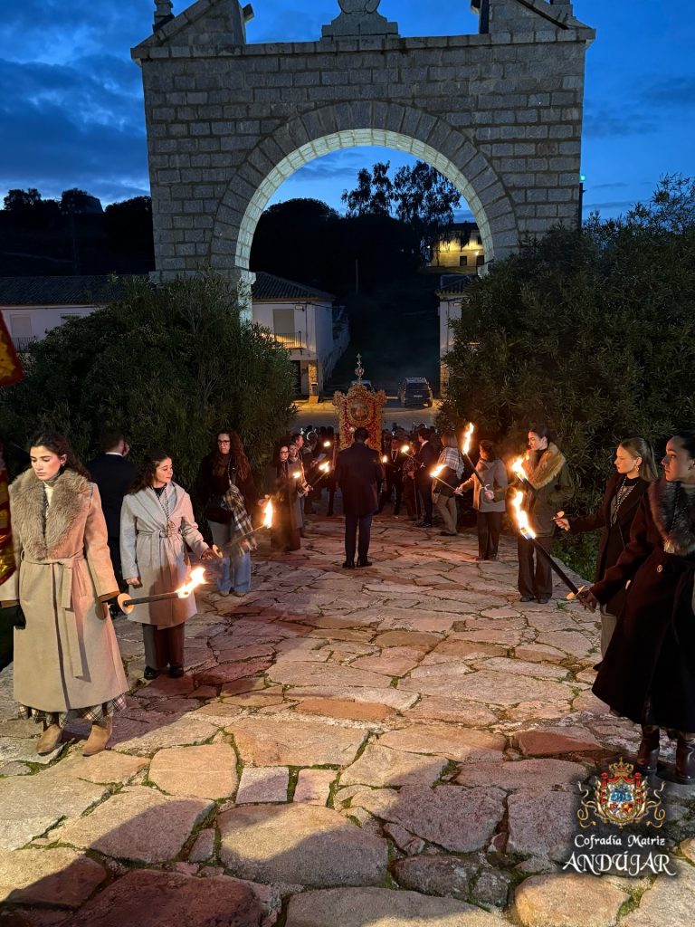 Puede ser una imagen de fuego y texto que dice "阿一 ንባስ Cofradía CofradiaMatrie Matriz ANDUgAR"