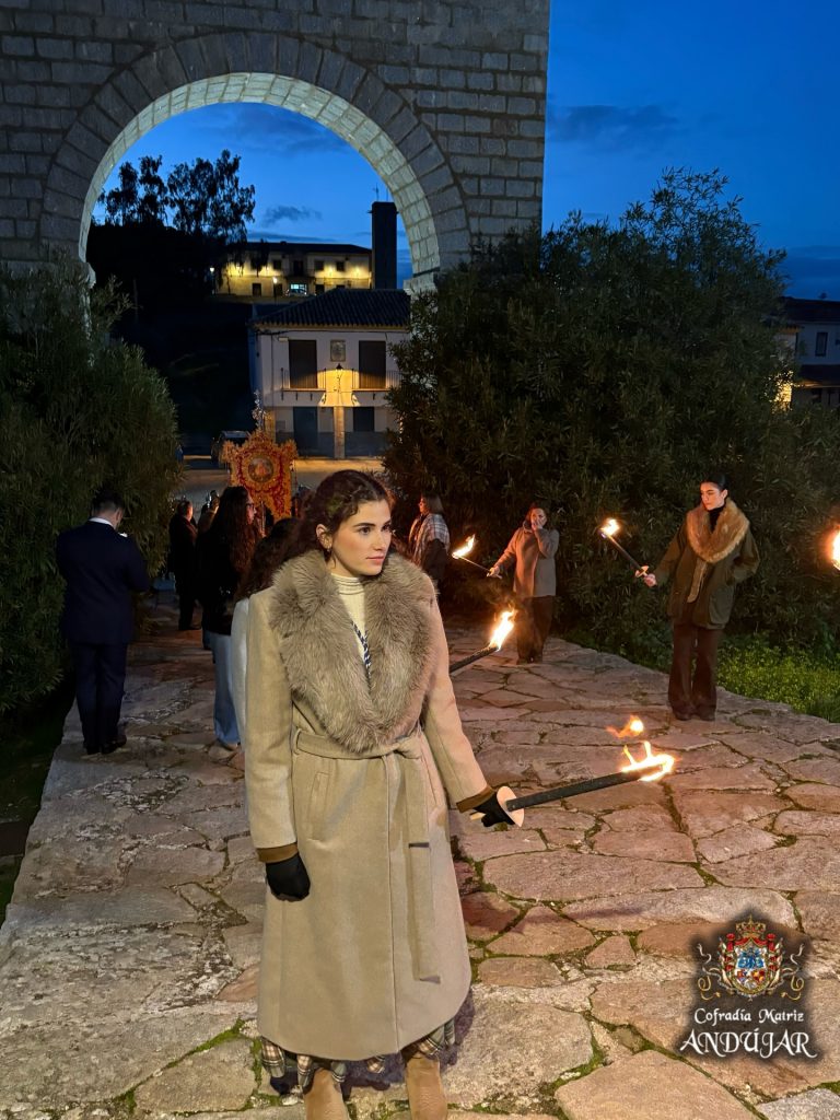 Puede ser una imagen de fuego y Puente de Mostar