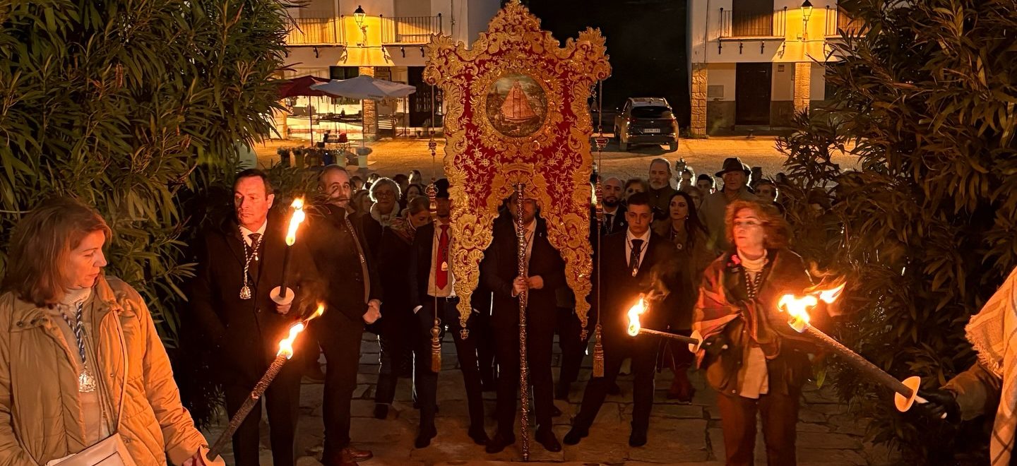 Puede ser una imagen de fuego y texto que dice "Cofradía CofradiaMatriz Matriz ANDUgAR"