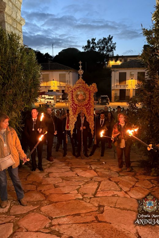 Puede ser una imagen de fuego y texto que dice "Cofradía CofradiaMatriz Matriz ANDUgAR"