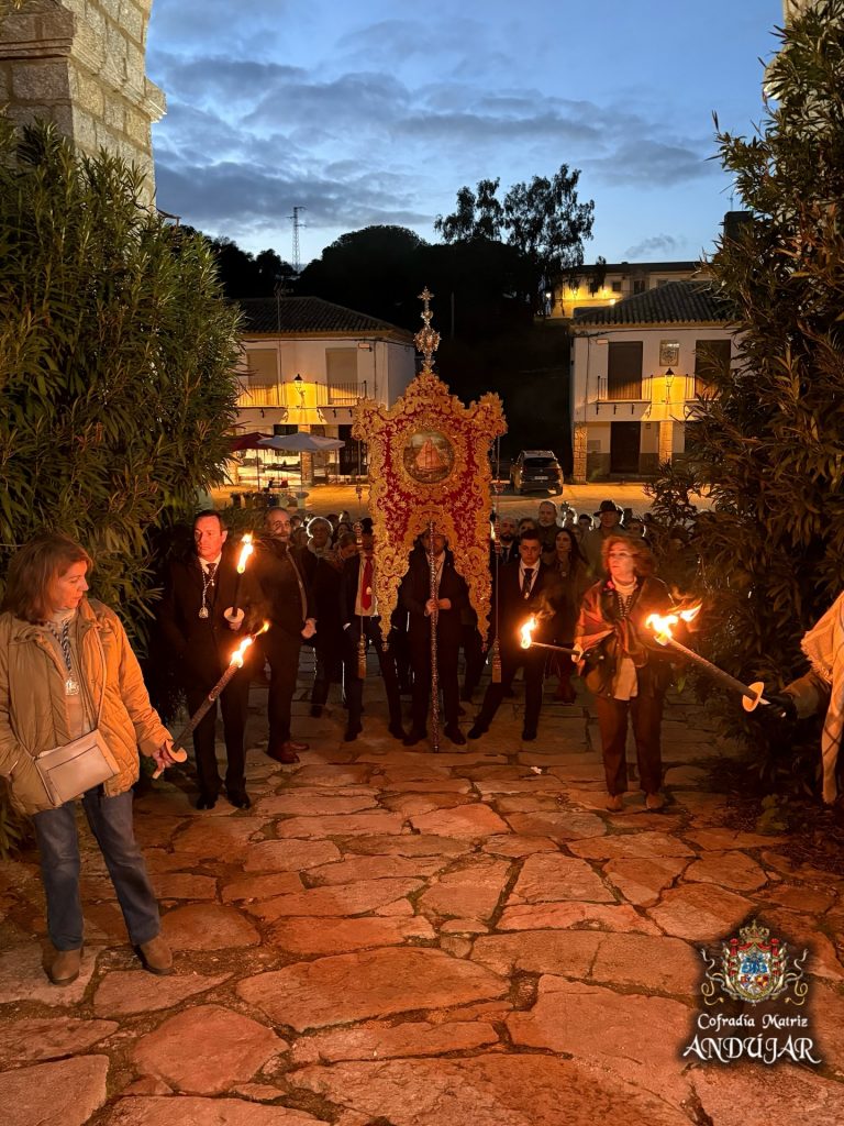 Puede ser una imagen de fuego y texto que dice "Cofradía CofradiaMatriz Matriz ANDUgAR"