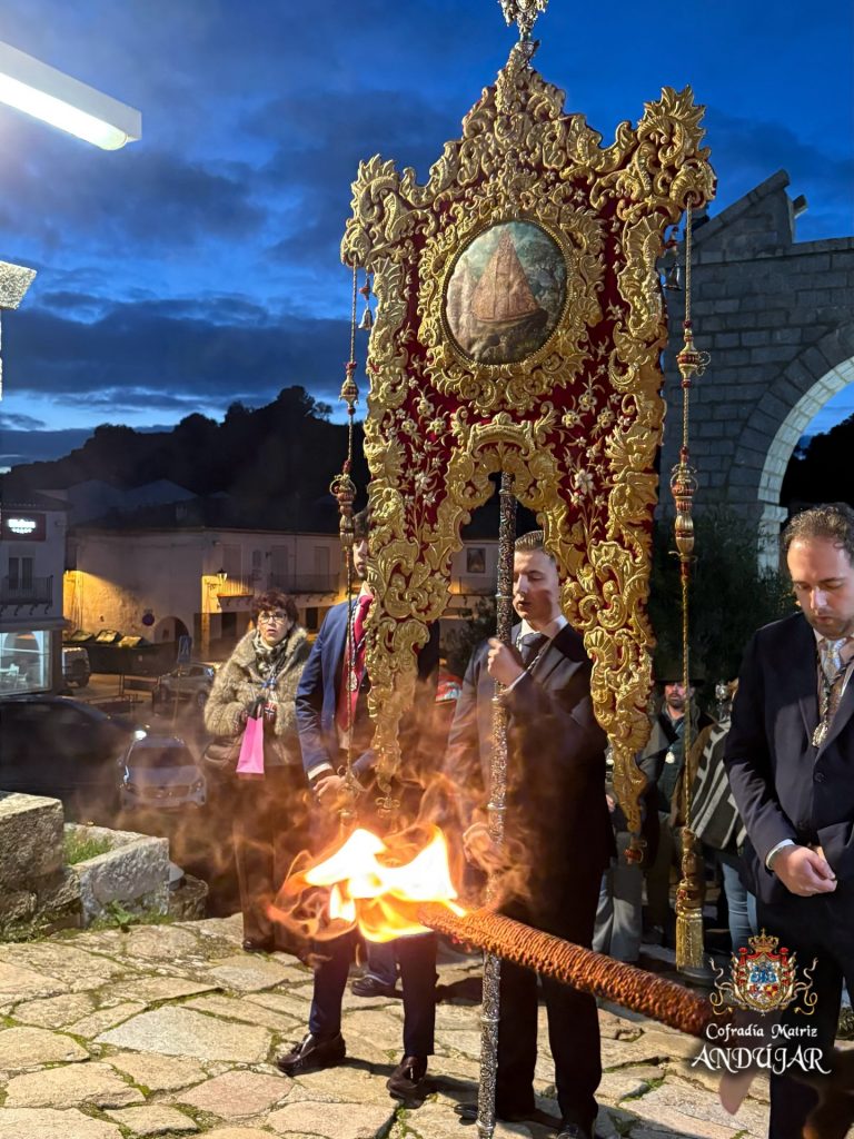 Puede ser una imagen de ‎fuego y ‎texto que dice "‎Cofradía Matriz ANDUJAR נ-‎"‎‎