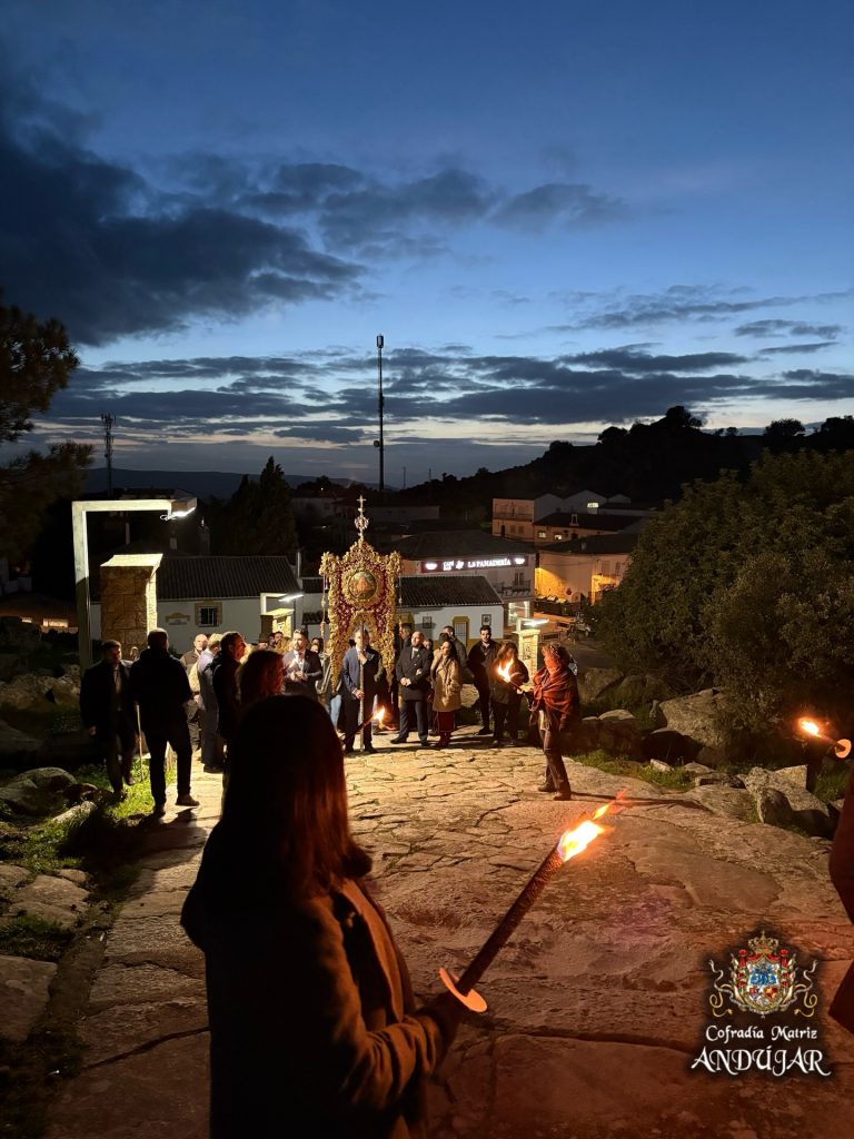 Puede ser una imagen de iluminación, fuego y texto