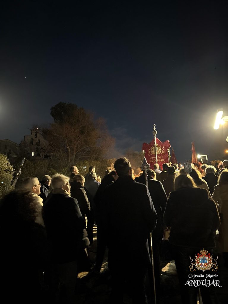 Puede ser una imagen de iluminación, multitud y texto que dice "k 動。 I በ N Cofradía CofradíaMatriz Matriz ANDUgAR"