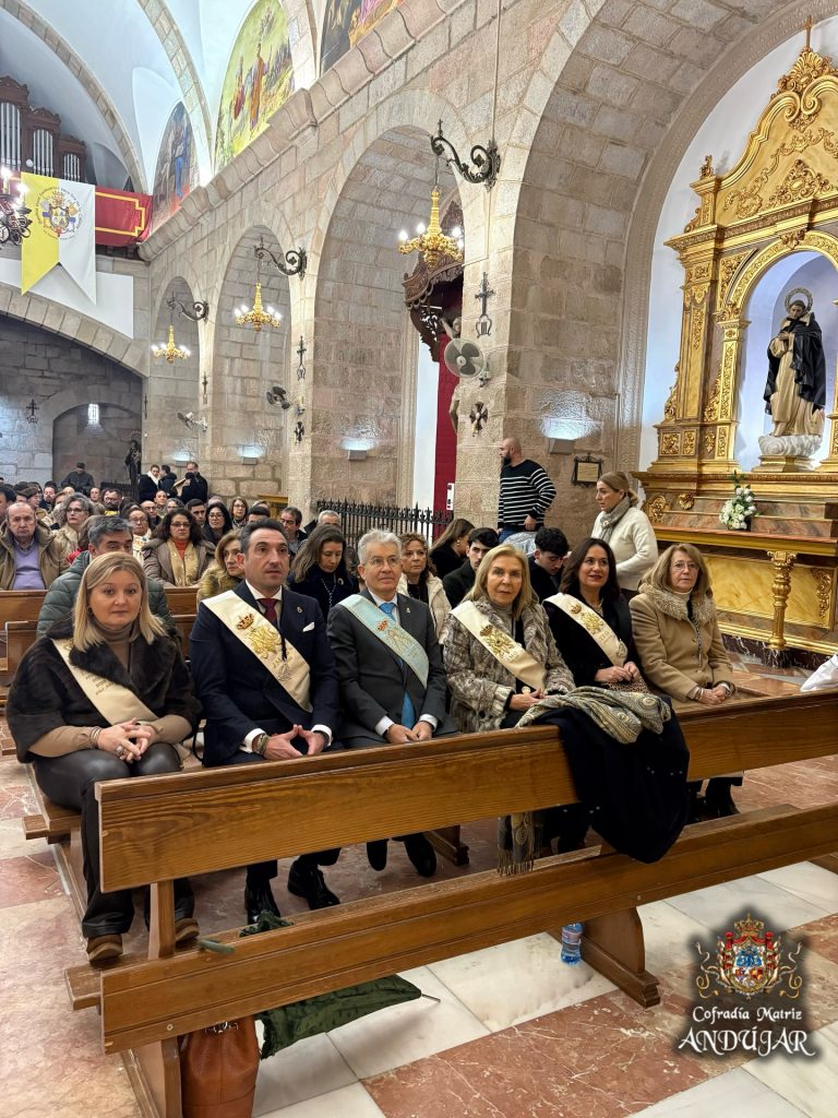 Puede ser una imagen de multitud, la Basílica del Santuario Nacional de la Inmaculada Concepción y texto que dice "公 นม Cofradía CofradíaMatriz Matriz ANDUJAR JAR"