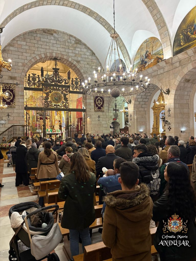 Puede ser una imagen de multitud, la Basílica del Santuario Nacional de la Inmaculada Concepción y texto que dice "Cofradía CofradiaMatriz Matriz ANDUJAR AR"