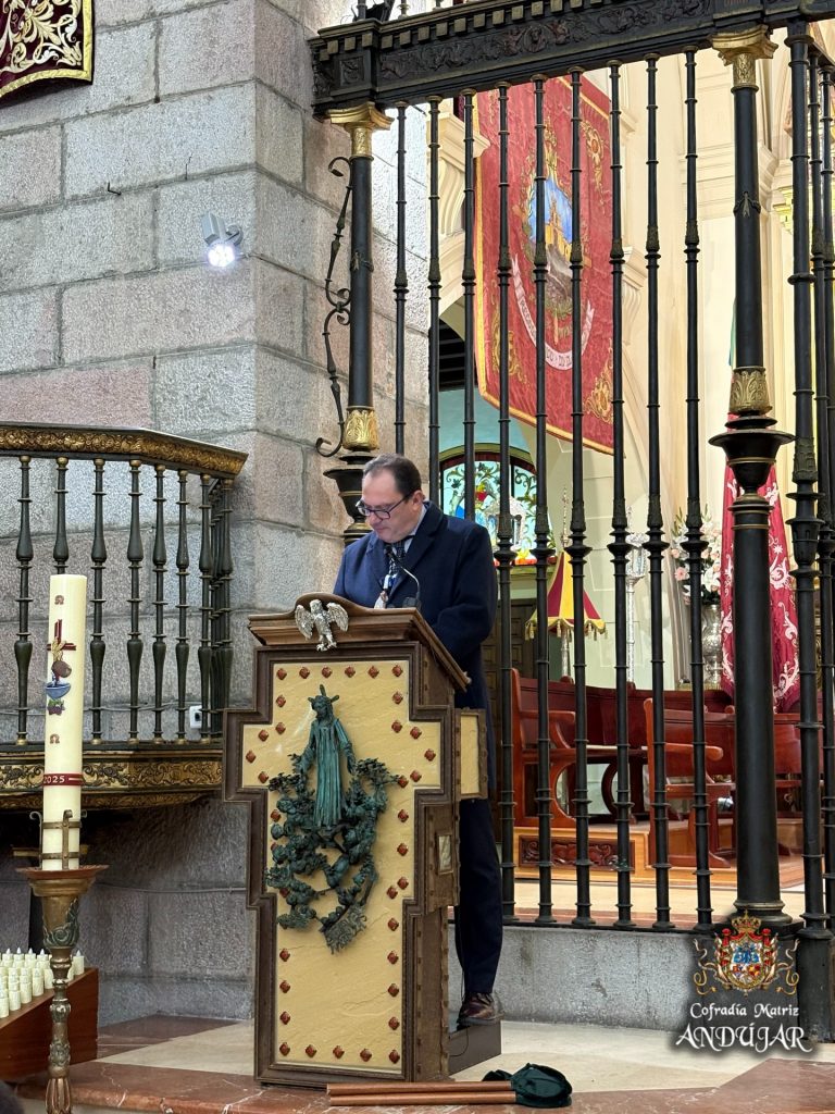 Puede ser una imagen de reloj de pie, la Basílica del Santuario Nacional de la Inmaculada Concepción y texto que dice "Cofradia Matriz ANDUGAR"