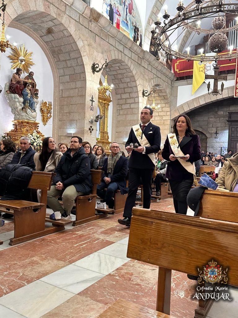 Puede ser una imagen de una o varias personas, violín, la Basílica del Santuario Nacional de la Inmaculada Concepción y texto que dice "1210 MItl 神 Cofradía CofradiaMatrie Matriz ANDUJAR"