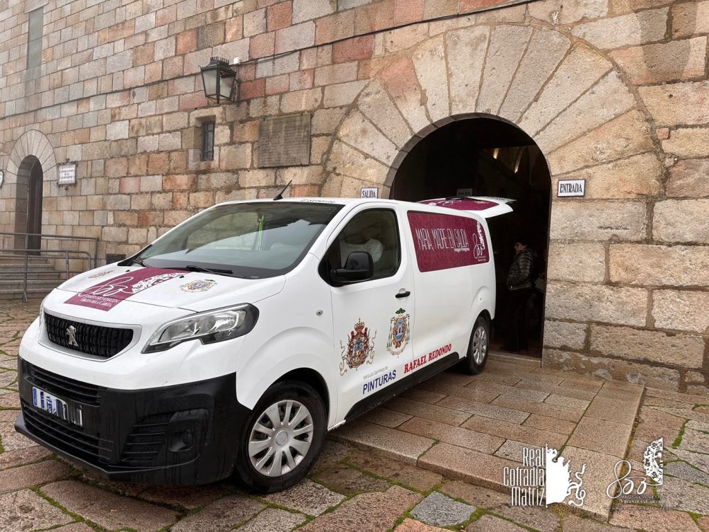 Puede ser una imagen de camioneta y texto